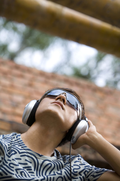 年轻男孩听音乐图片下载