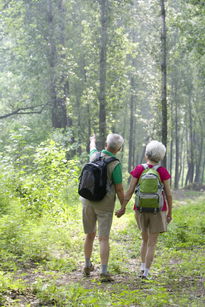 老两口树林里徒步图片下载
