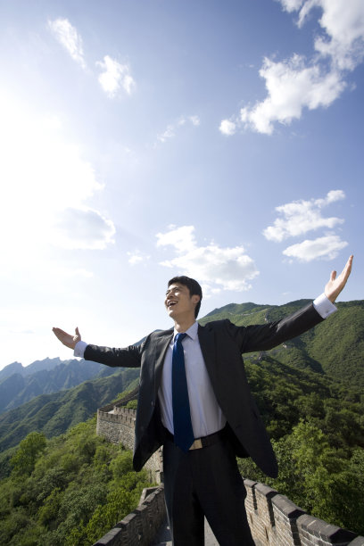 商务男士张开双臂图片下载