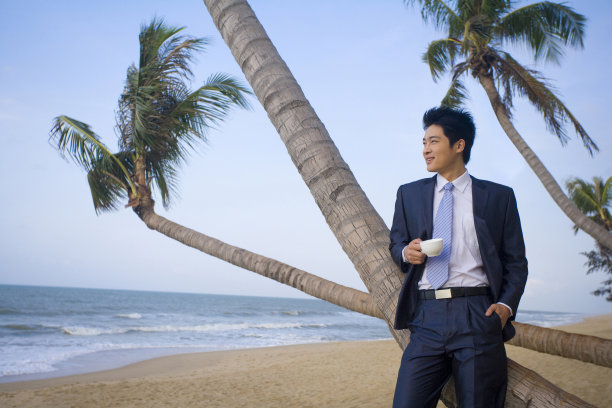 商务人士在海边喝咖啡图片下载