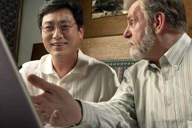 朋友们讨论图片下载