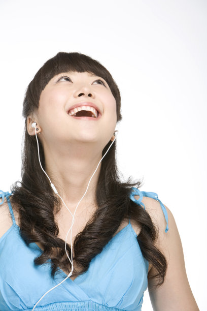 听音乐的年轻女孩图片下载