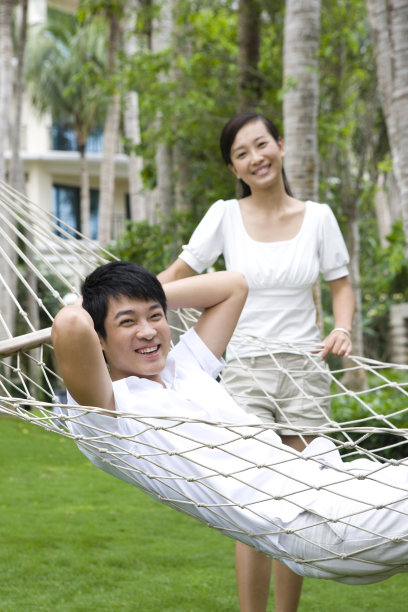 青年夫妇在度假图片下载