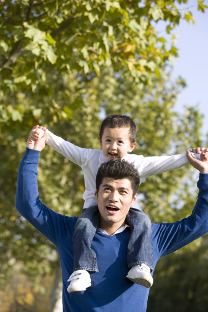 父子俩户外嬉戏图片下载