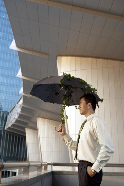 商务男士撑伞图片下载