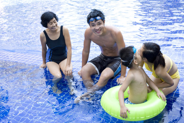 一家人在游泳池边玩耍图片下载