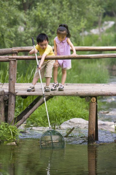 两个小朋友野外钓鱼图片下载