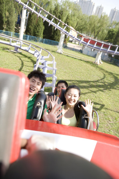 年青情侣玩过山车图片下载