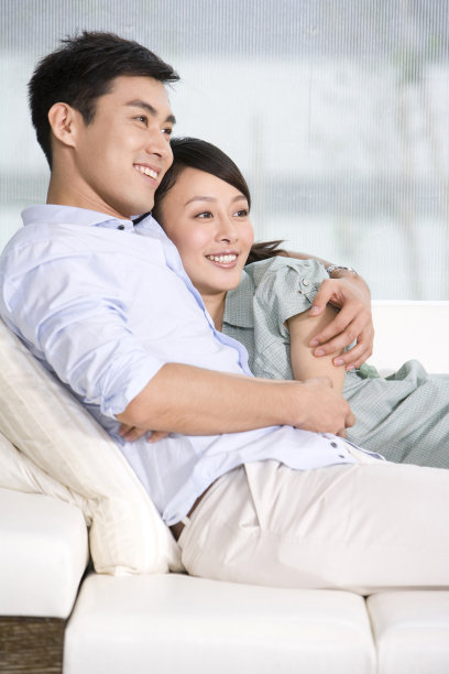 青年夫妇拥抱图片下载