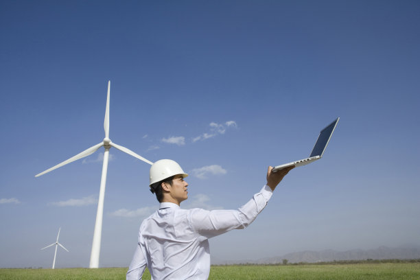 商务男士拿电脑图片下载