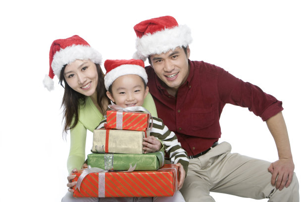 戴着圣诞帽的一家三口抱着礼物图片下载