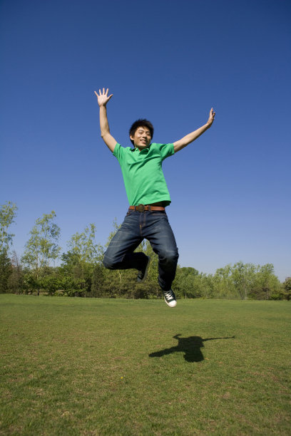 绿衣少年跳跃图片下载