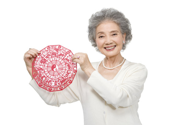 老年女子手拿剪纸图片下载