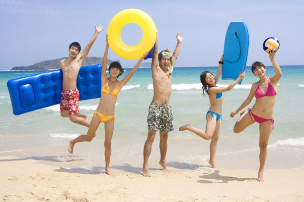 在沙滩上的年轻人图片下载