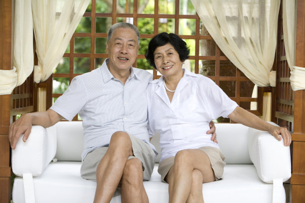 老年夫妇在度假图片下载