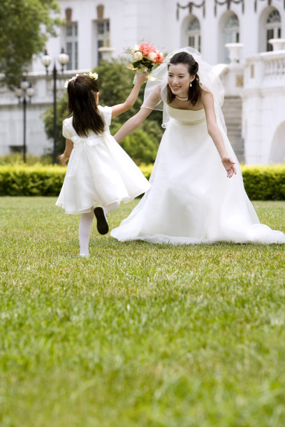 童女献花给新娘图片下载