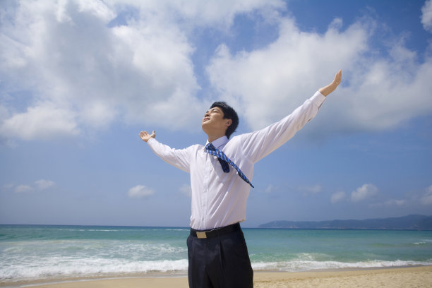 商务男士在海边图片下载