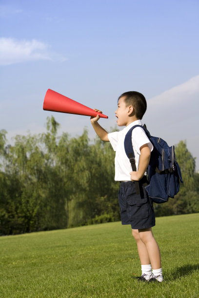 在草地上呐喊的小男孩图片下载