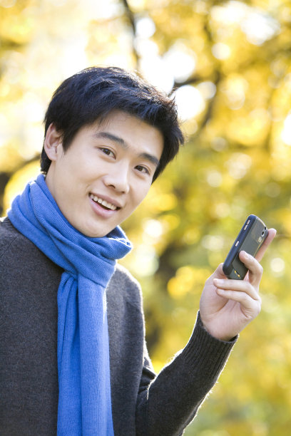 青年男子用手机图片下载