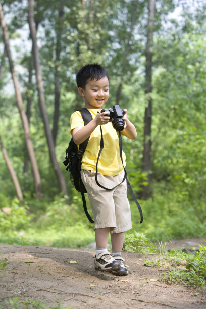 男孩树林里拍照图片下载