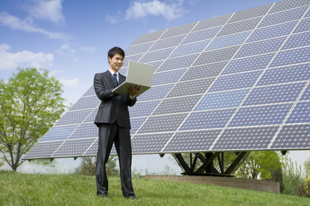 商务男士和太阳能板图片下载