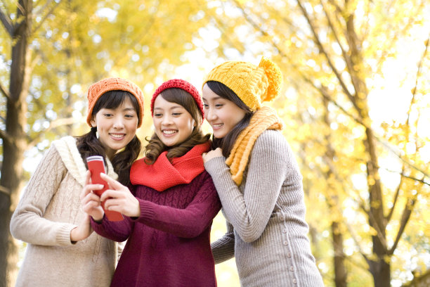 青年女子用手机图片下载