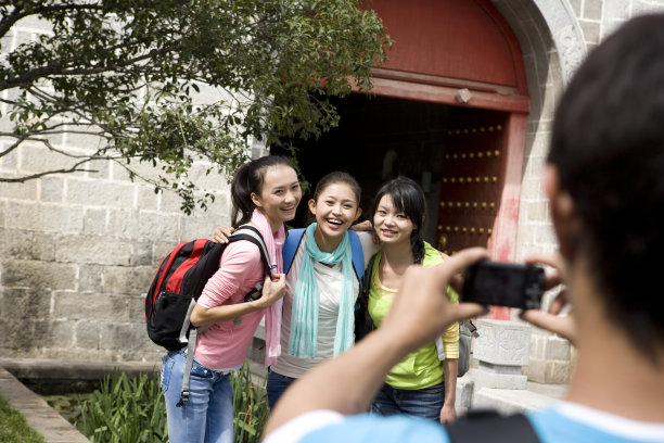 时尚男女用相机拍照图片下载