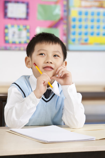 小学生在课堂思考图片下载