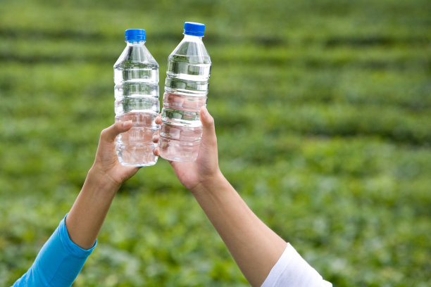 青年男女在茶园展示饮料图片下载