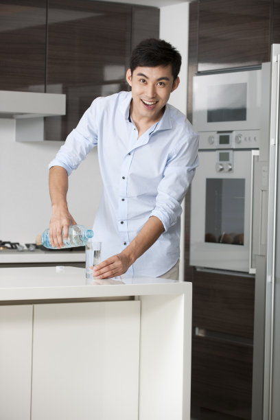 青年男子在厨房图片下载