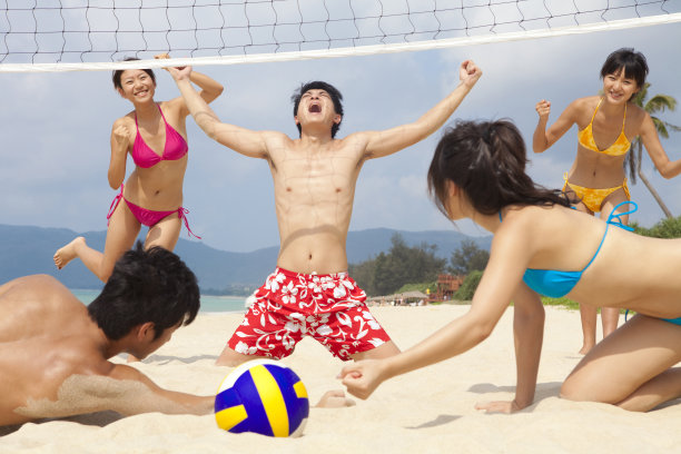 年轻人开心的在沙滩上玩图片下载