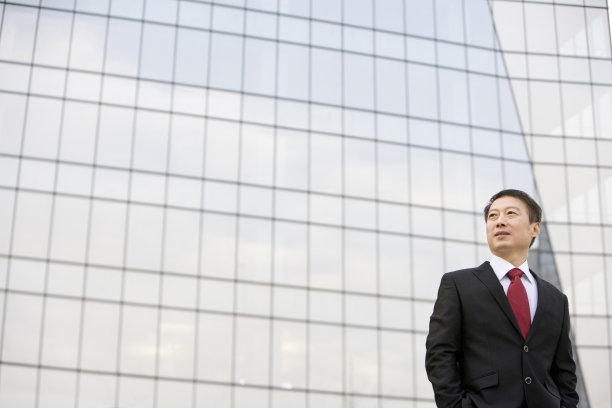 中年商务男士在大楼前图片下载