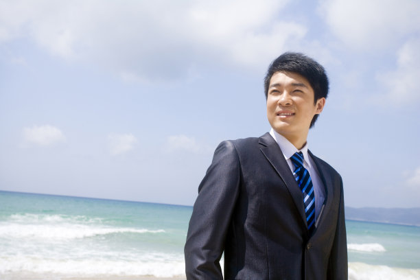 商务男士在海边图片下载