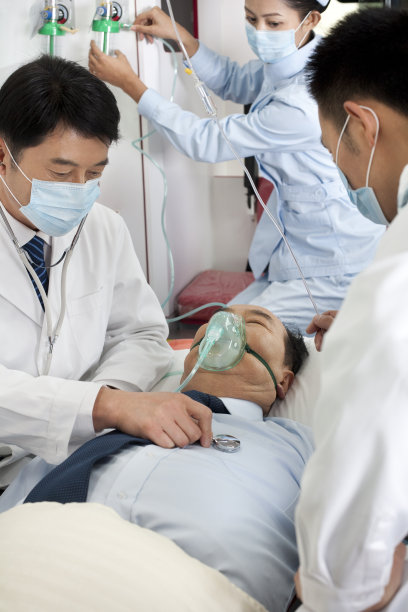 医务工作者抢救病人图片下载