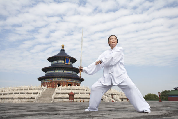 老年女子在天坛舞剑图片下载