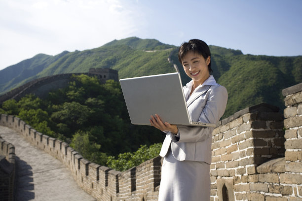 商务女士在长城用电脑图片下载