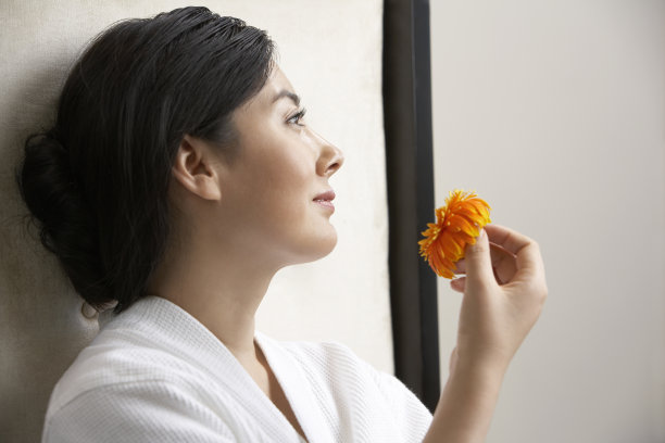 女子手拿鲜花图片下载