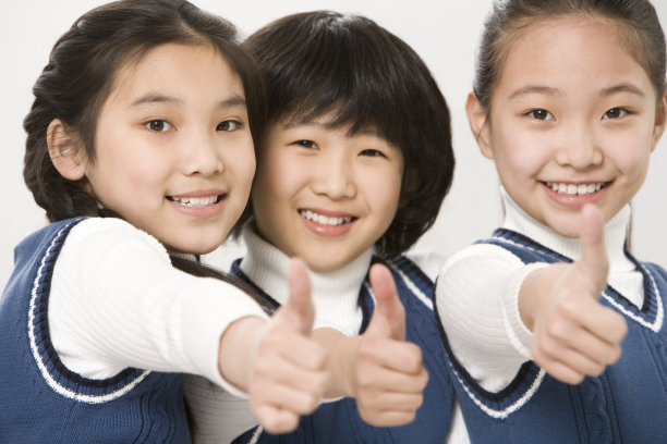 小学生们竖起大拇指图片下载