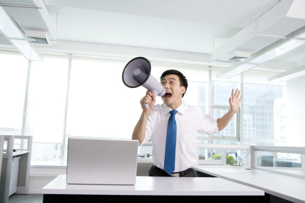 商务男士拿喇叭图片下载