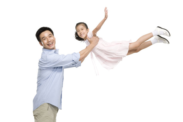 爸爸抱着女儿图片下载