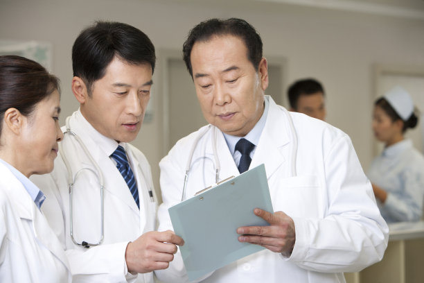 医生在讨论图片下载