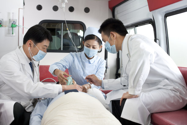 医务工作者抢救病人图片下载