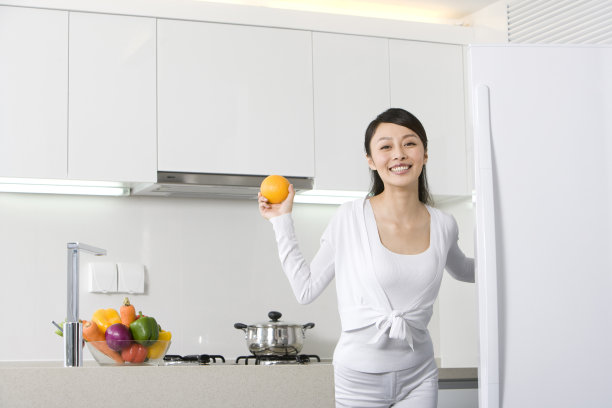 青年女子在厨房图片下载