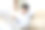 小男孩在沙发上用笔记本电脑上网图片下载