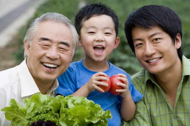 一家三代在现代农庄采摘素材图片