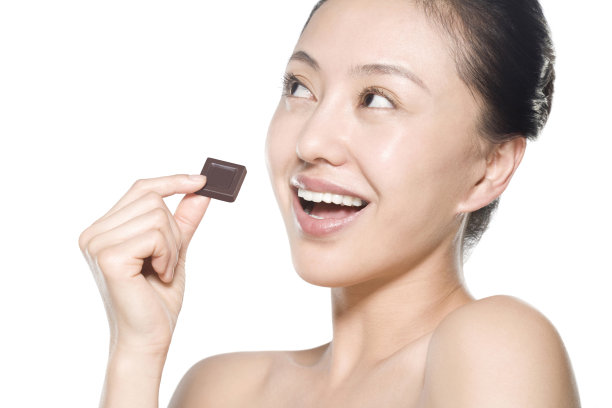 美女吃巧克力图片下载