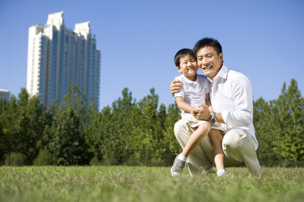 父亲和儿子一起嬉戏图片下载