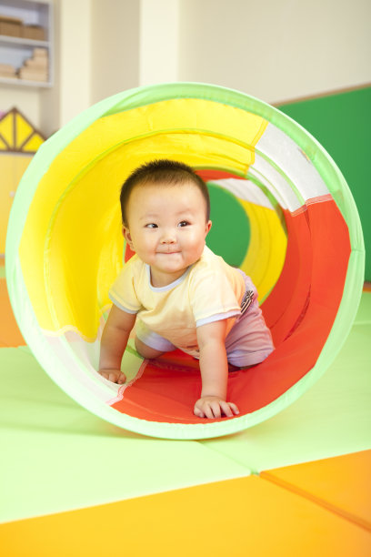 小宝宝在做游戏图片下载