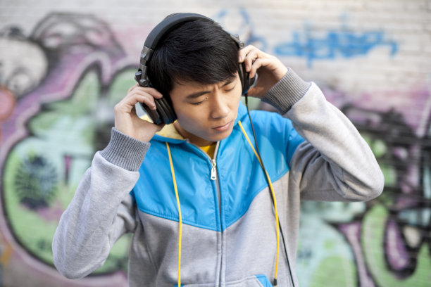 时尚Hip-hop青年听音乐图片下载