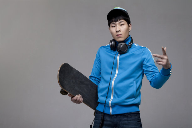 时尚Hip-hop青年和滑板图片下载